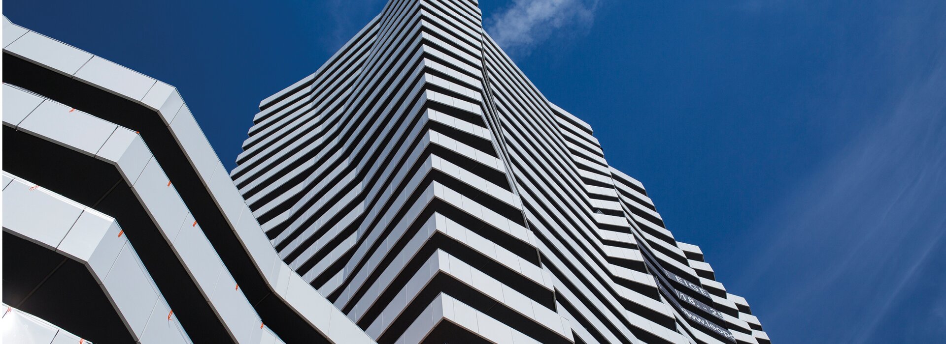 Modernes Gebäude mit weißer Fassade