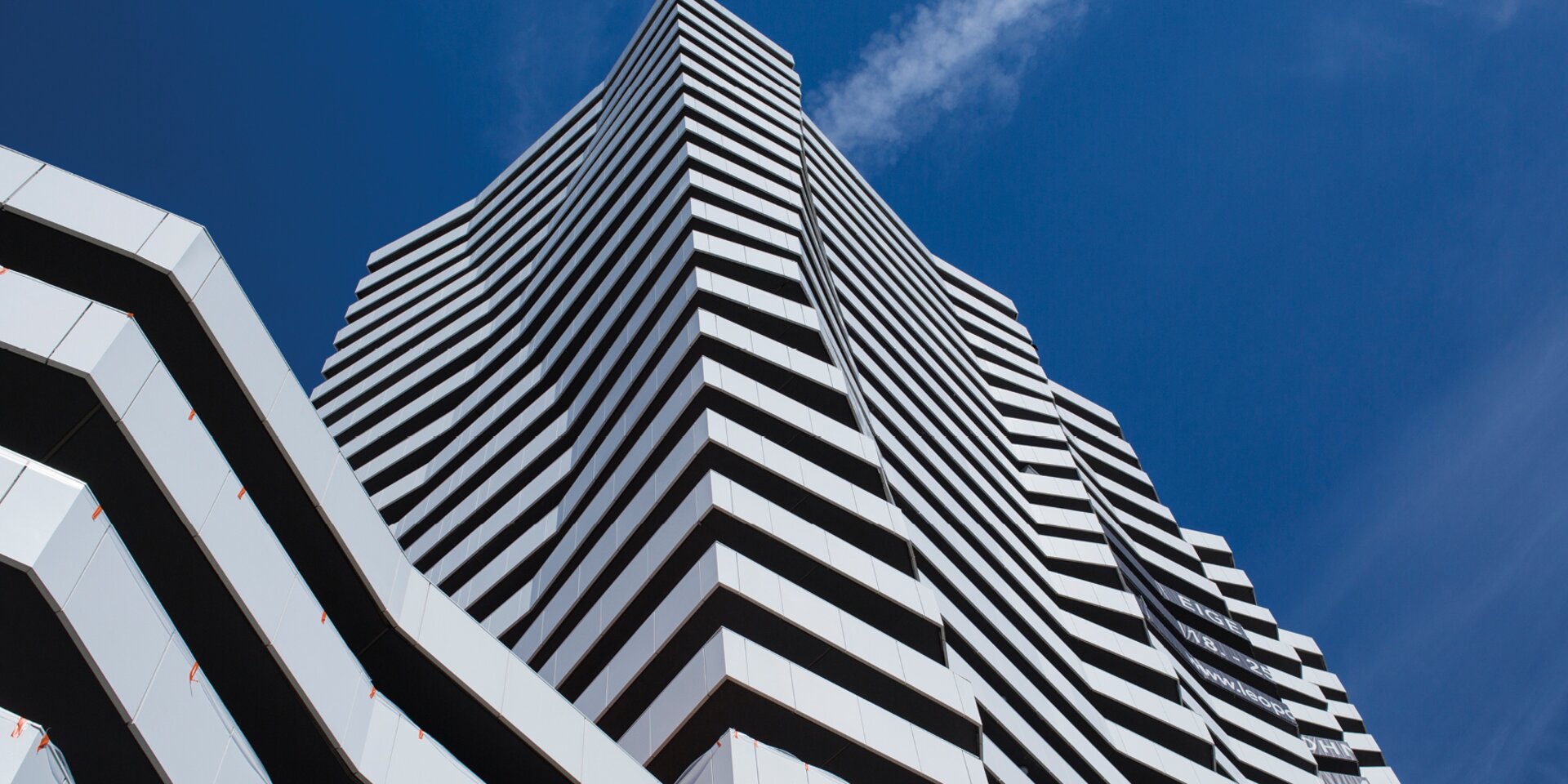 Modernes Gebäude mit weißer Fassade