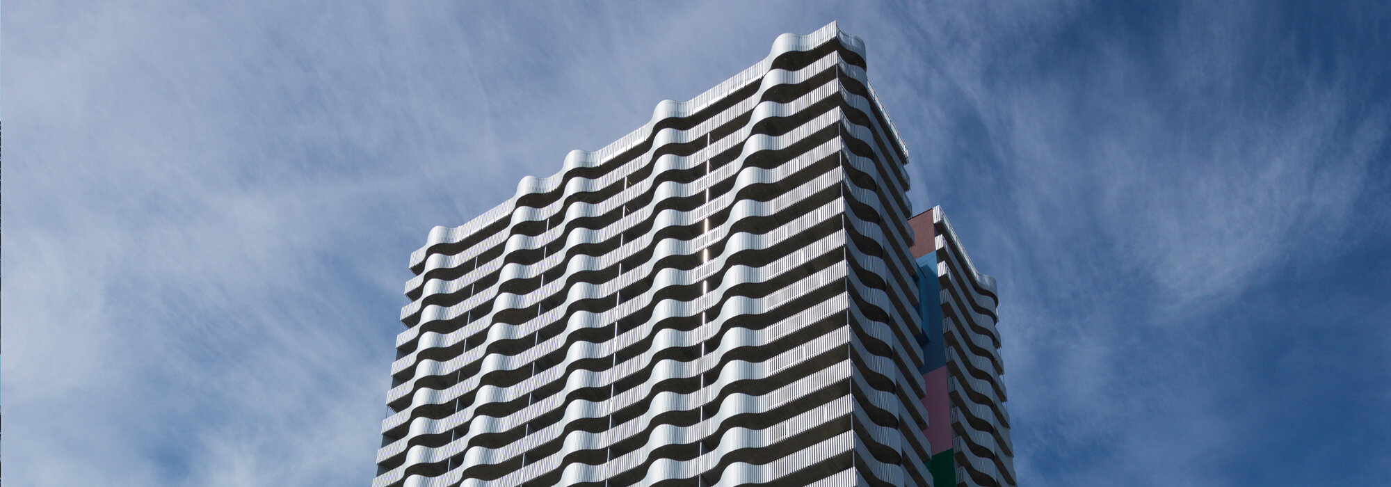Hochhaus mit wellenförmigen Balkonen