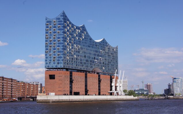 Elbphilharmonie Hamburg am Wasser
