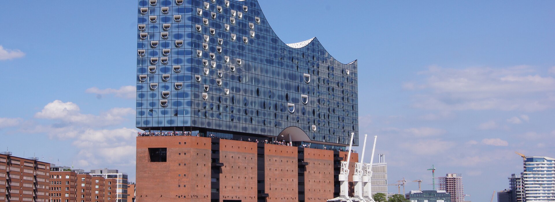 Elbphilharmonie Hamburg am Wasser
