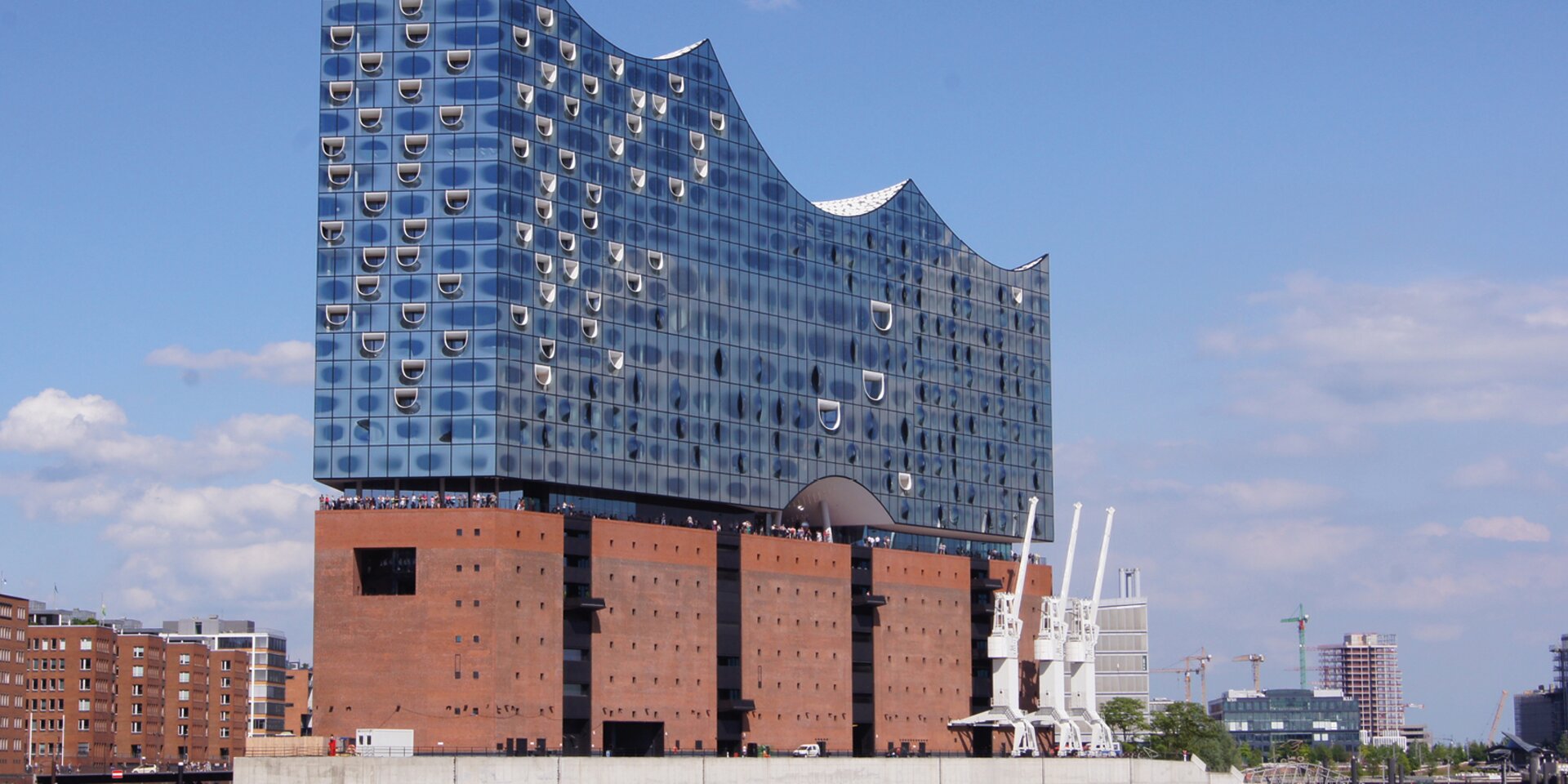 Elbphilharmonie Hamburg am Wasser
