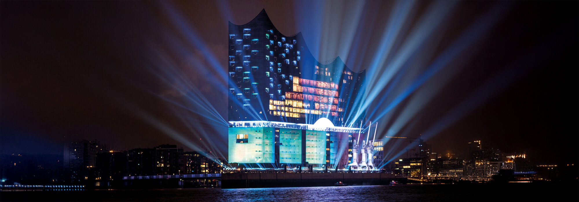 Elbphilharmonie mit beeindruckender Lichtinstallation