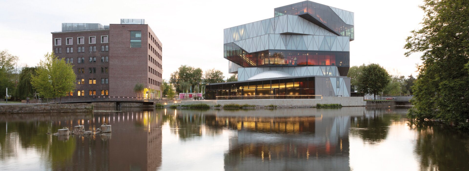 Gebäude mit Wasserspiegelung und Beleuchtung