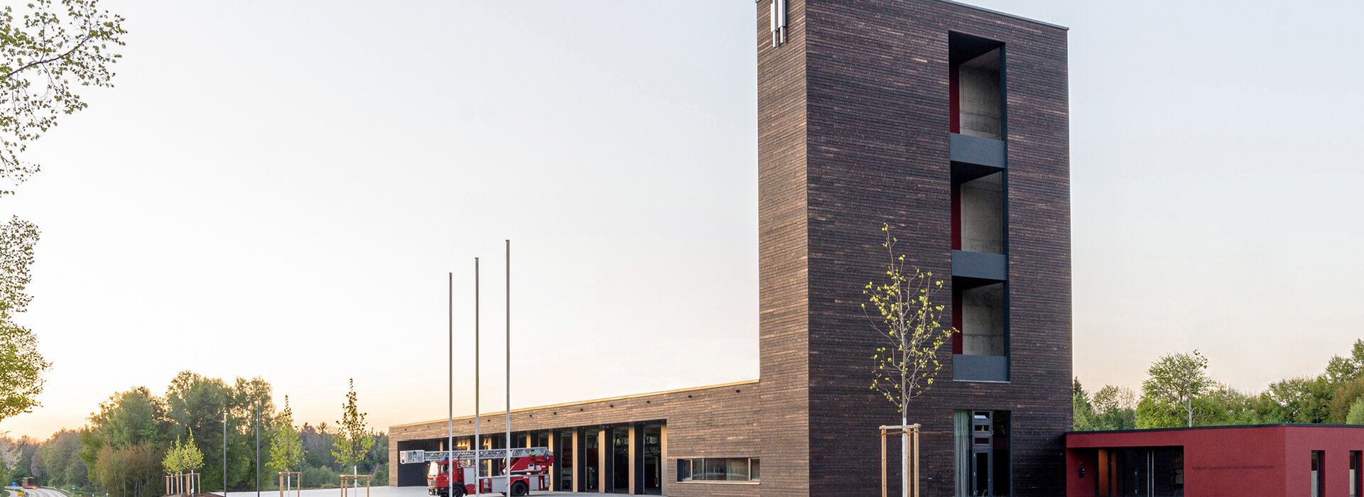 Feuerwehrgebäude mit Übungsturm außen