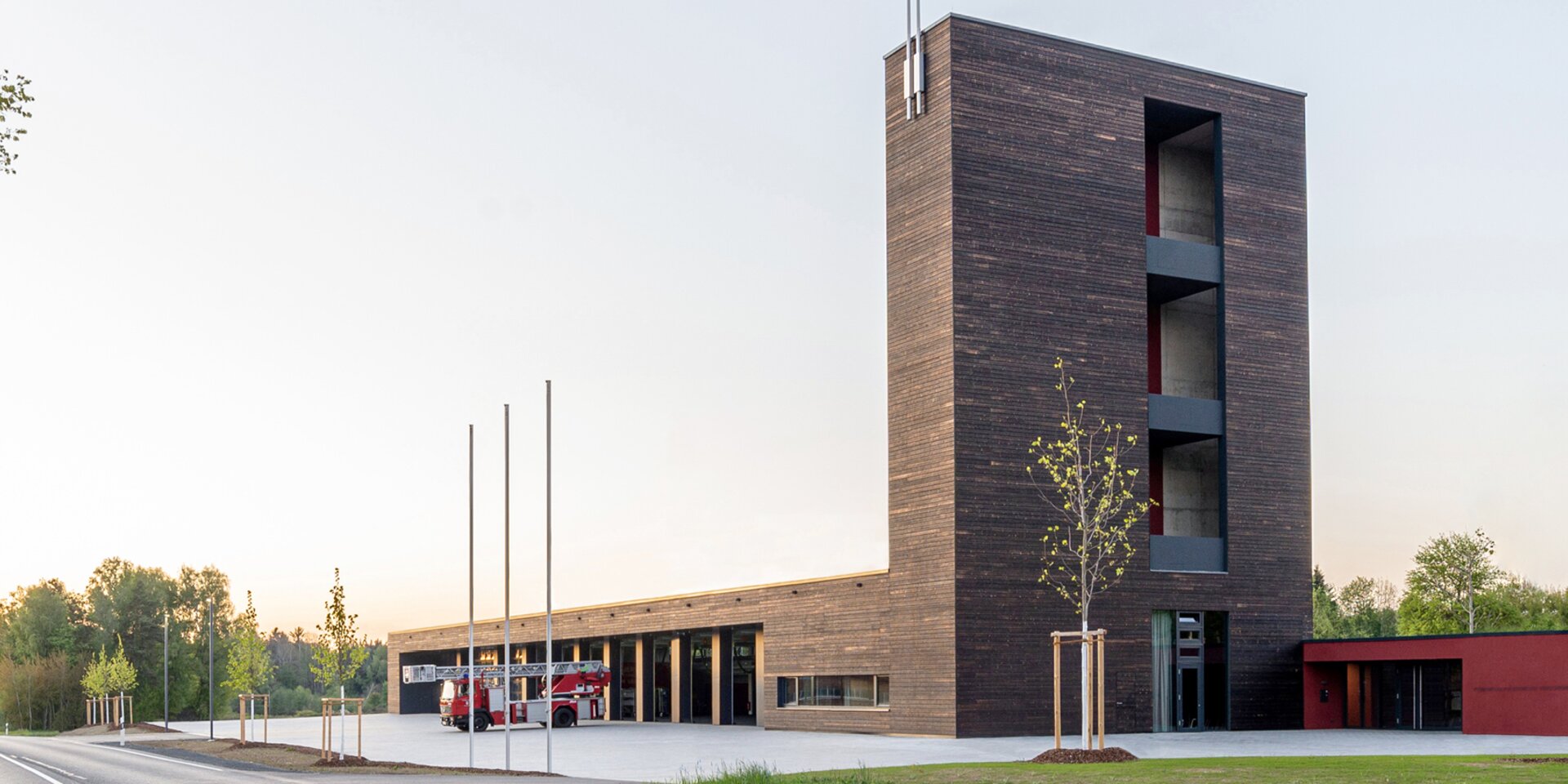 Feuerwehrgebäude mit Übungsturm außen