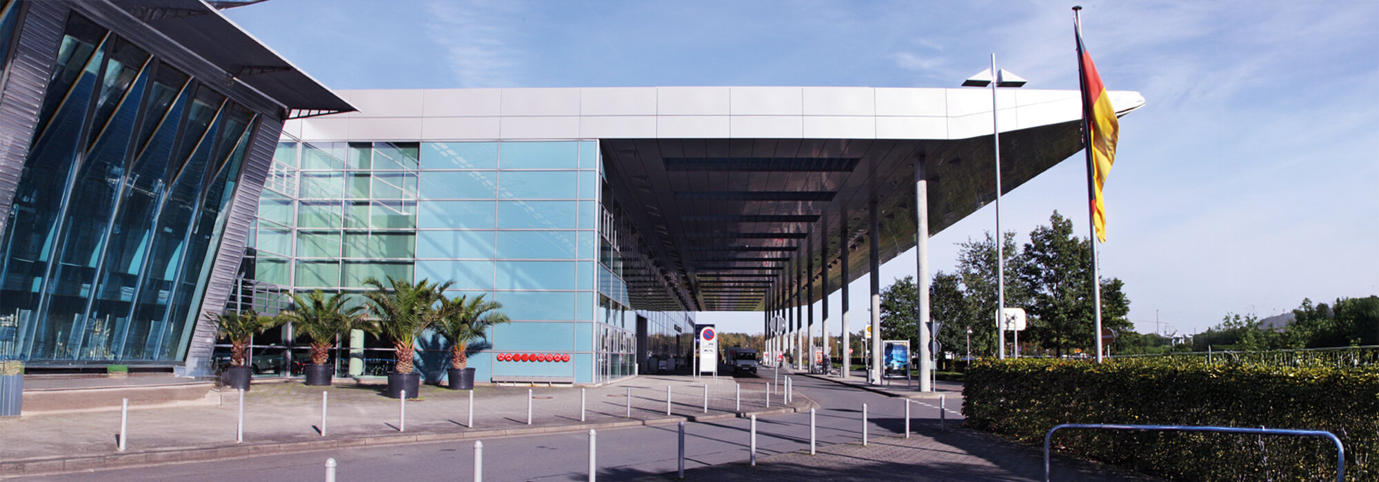 Moderne Eingangshalle mit Glasfassade
