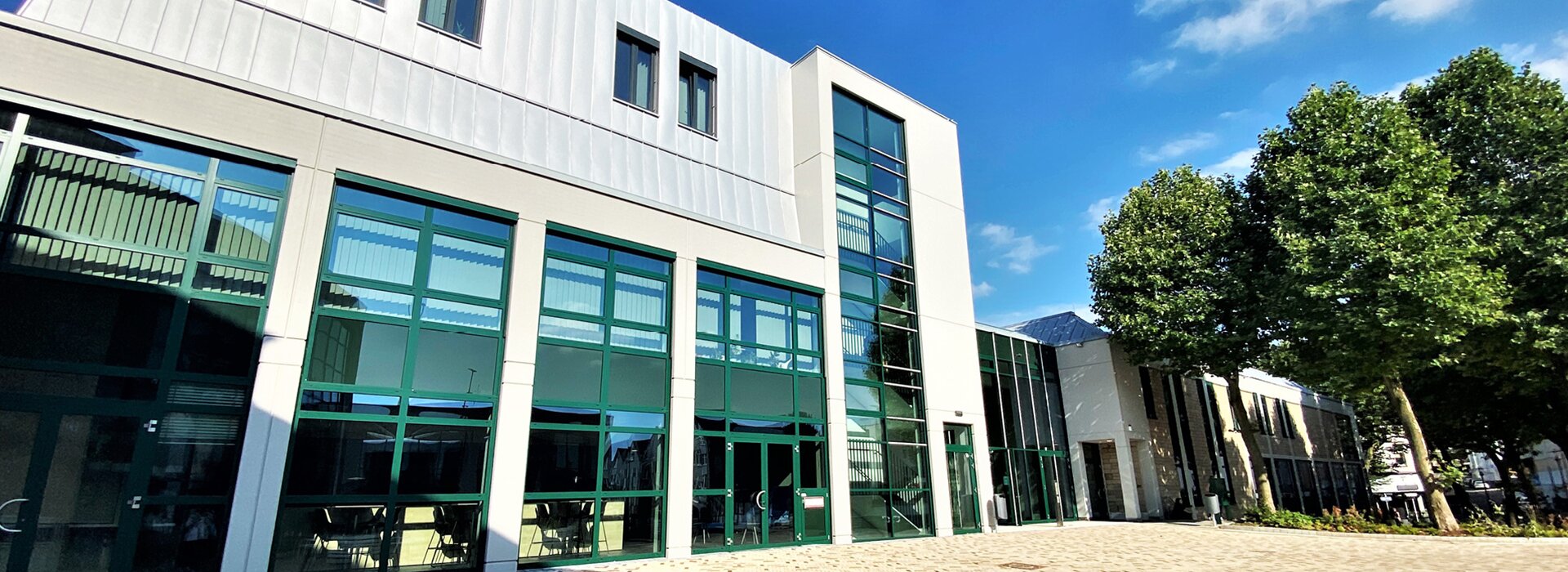 Bürogebäude mit grünen Fensterfronten