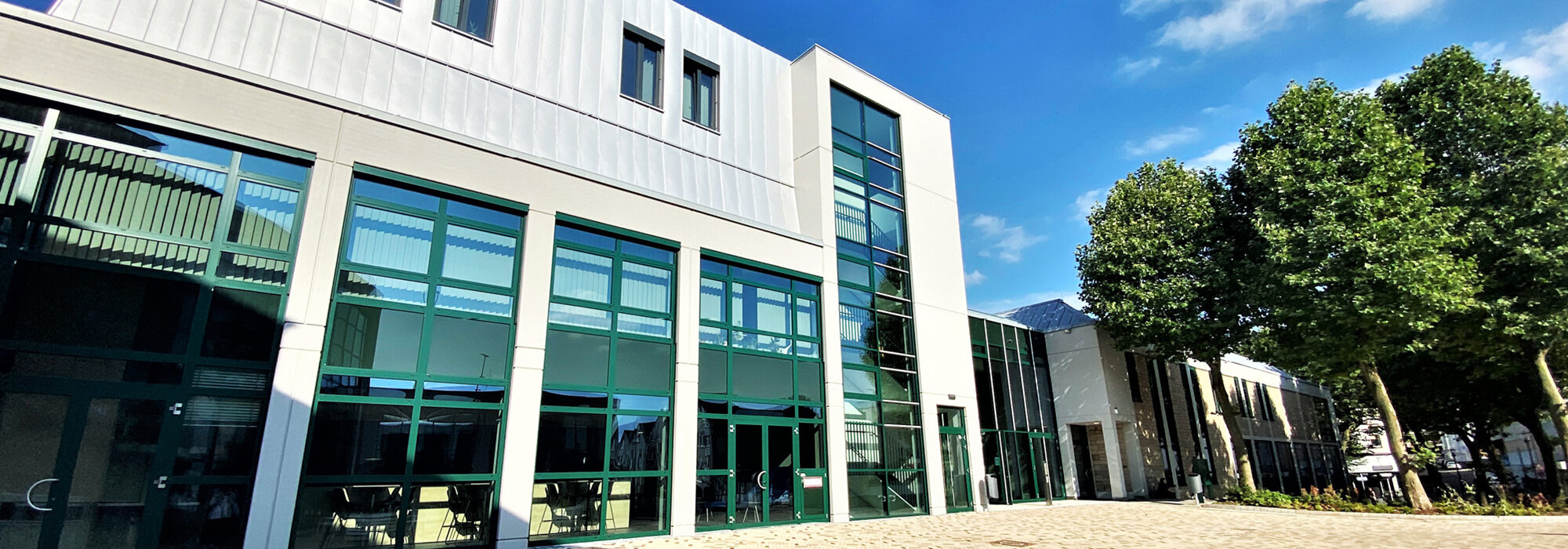 Bürogebäude mit grünen Fensterfronten
