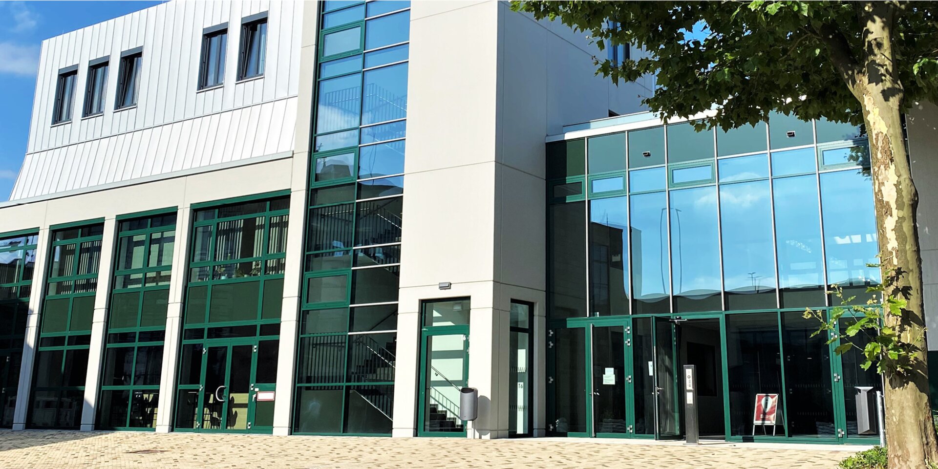 Moderner Bürokomplex mit Glasfront