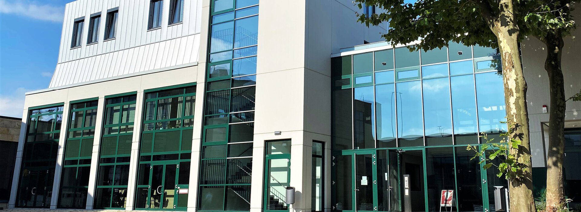 Moderner Bürokomplex mit Glasfront