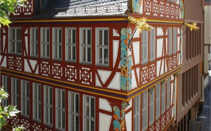 Fachwerkhaus mit goldenen Drachenköpfen