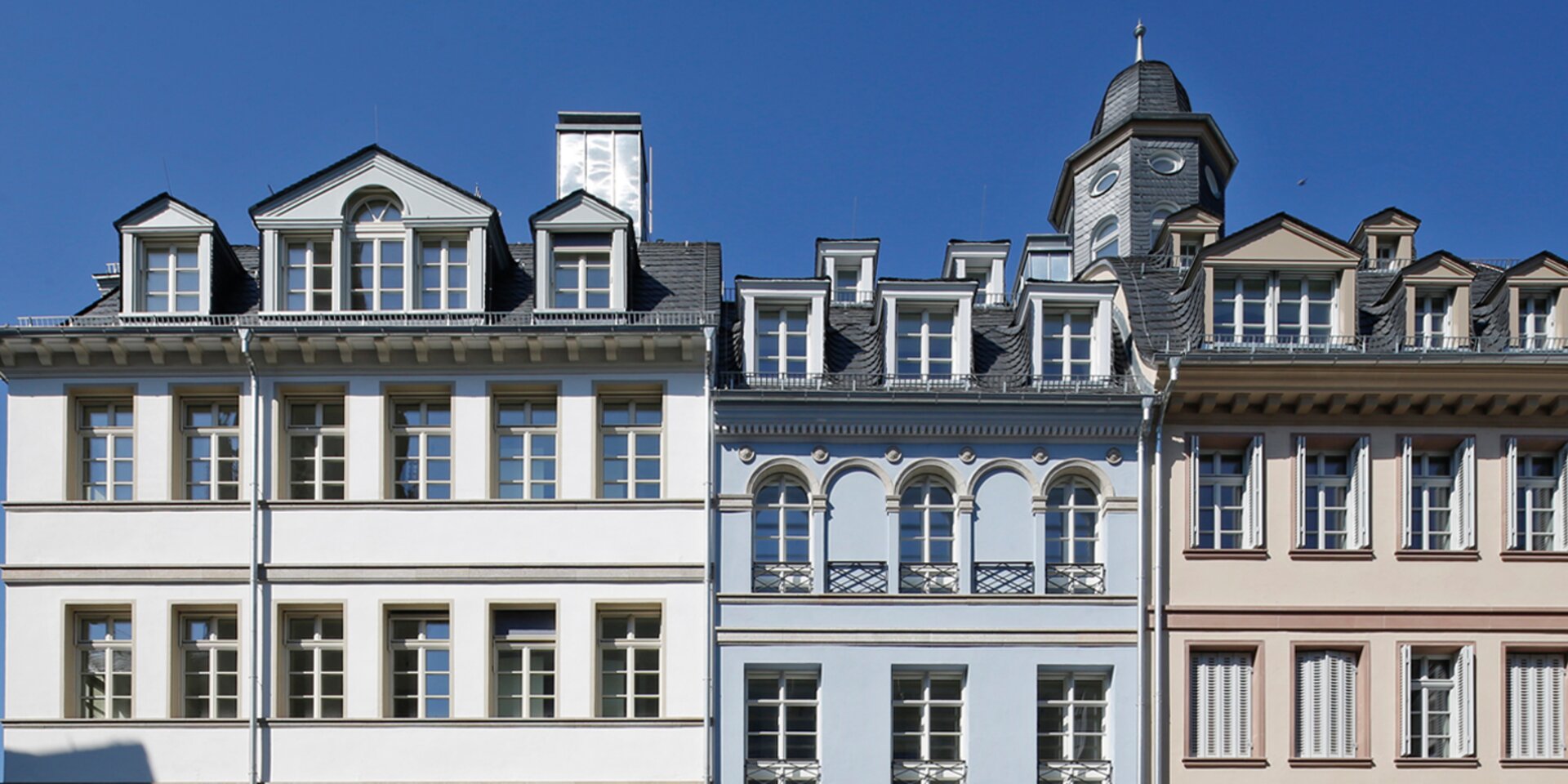 Historische Gebäude mit Brunnen und Figur