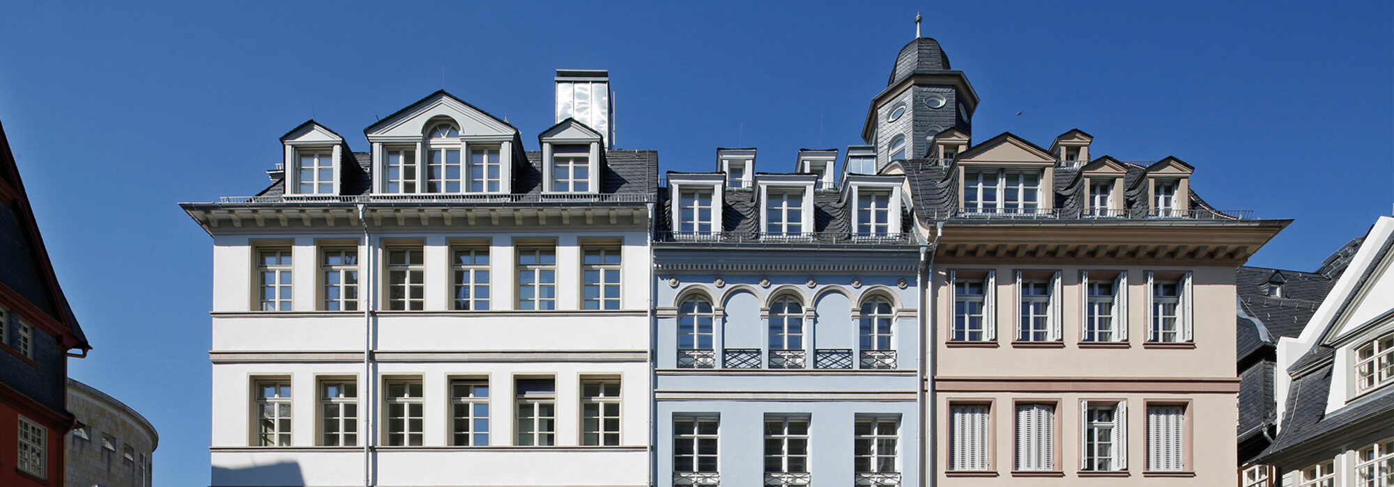 Historische Gebäude mit Brunnen und Figur