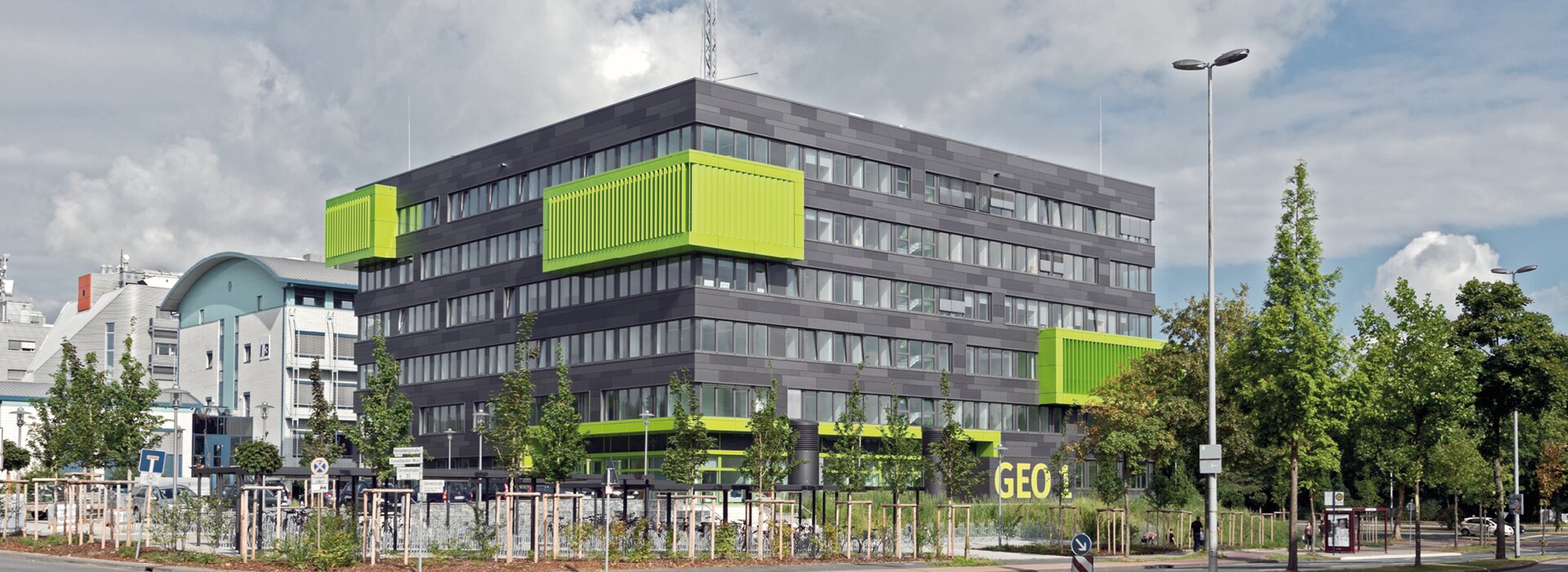 Modernes Gebäude mit grünen Balkonen GEO