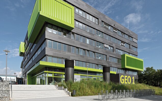 Modernes Bürogebäude mit grünen Akzenten