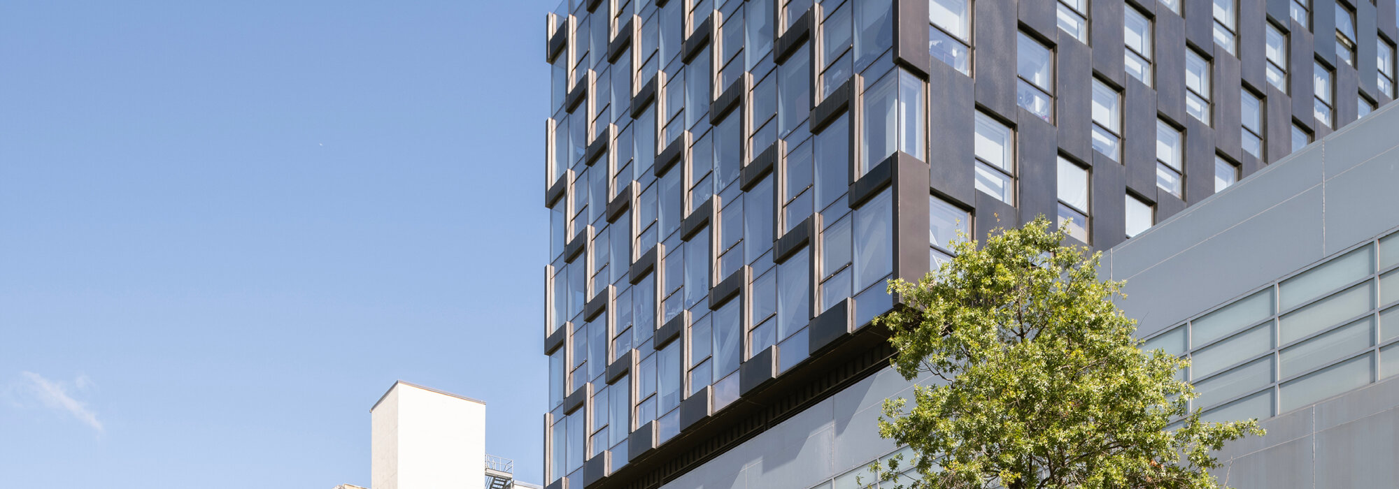 Modernes Hochhaus bei klarem Himmel