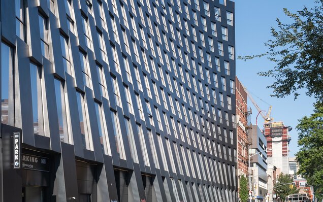 Moderne Fassade mit vertikalen Fenstern
