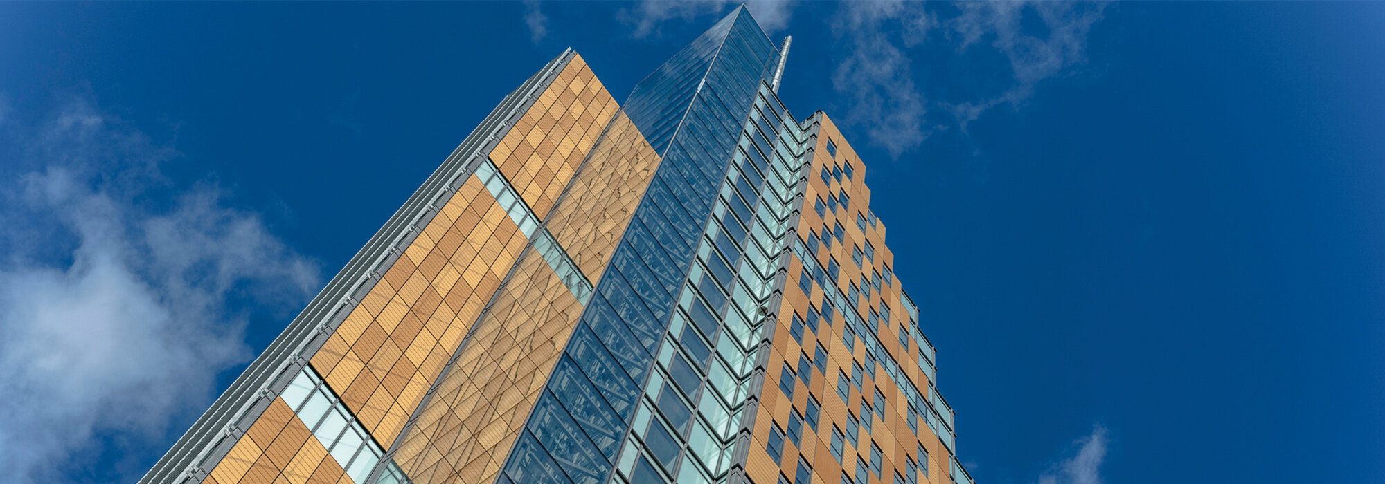 Fassade mit Glas und Ziegelsteinen