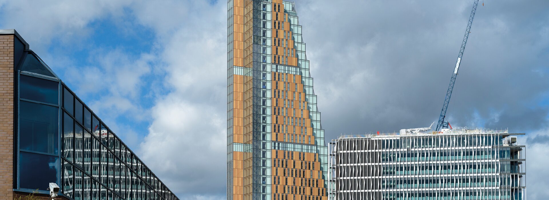 Hohe Gebäude mit modernem Fassadendesign