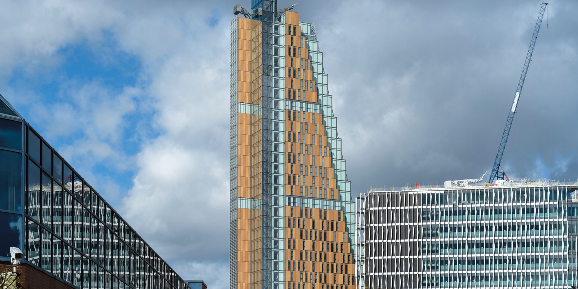 Hohe Gebäude mit modernem Fassadendesign