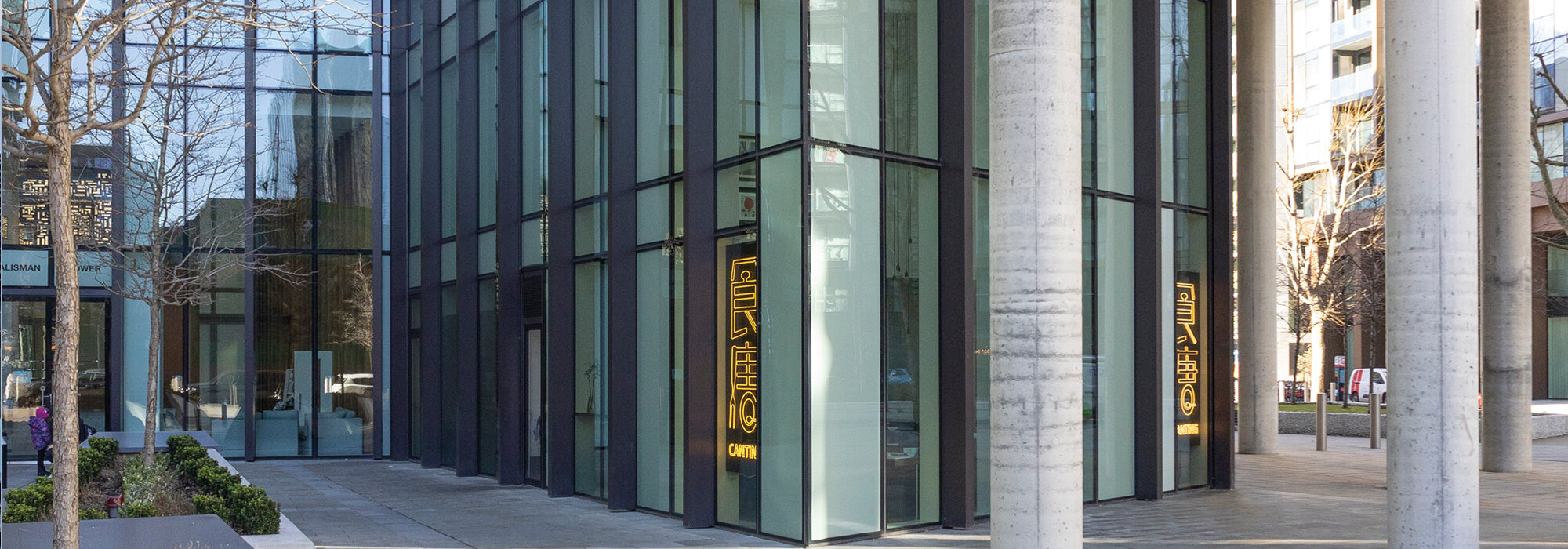 Glasfassade und Betonsäulen moderner Bau