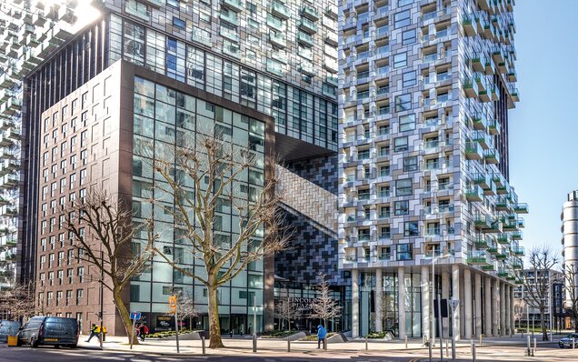 Modernes Hochhaus mit Glasbalkonen