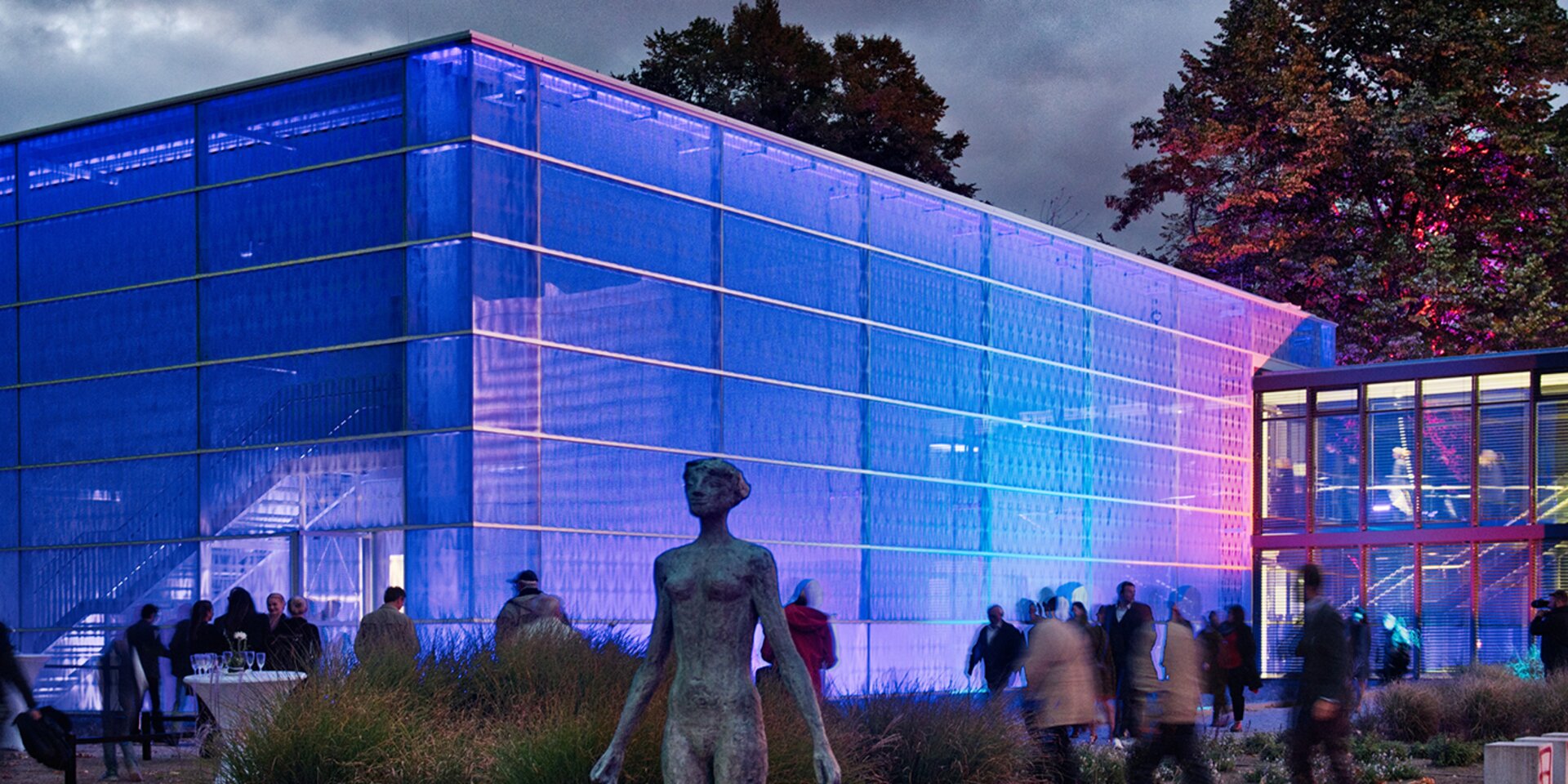 Modernes Gebäude mit blauer Beleuchtung