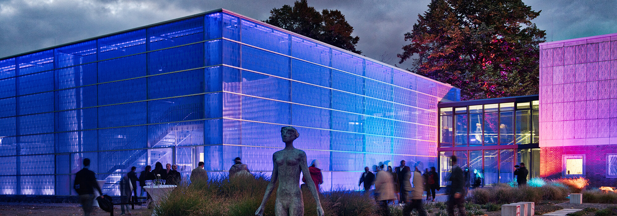 Modernes Gebäude mit blauer Beleuchtung