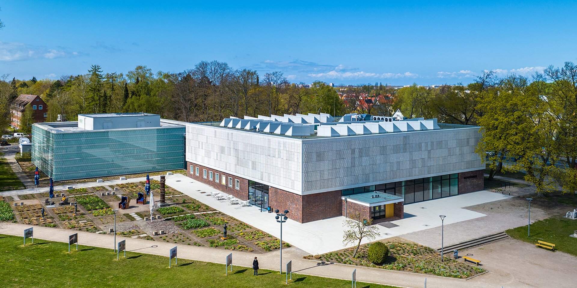 Kunsthalle mit Garten und moderner Architektur