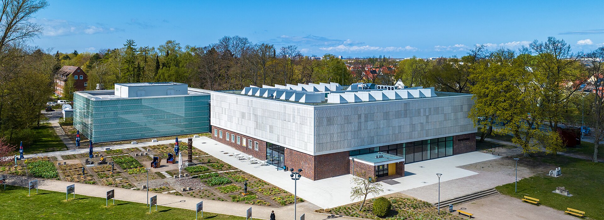 Kunsthalle mit Garten und moderner Architektur