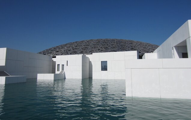 Moderner Louvre Abu Dhabi mit Wasserbecken