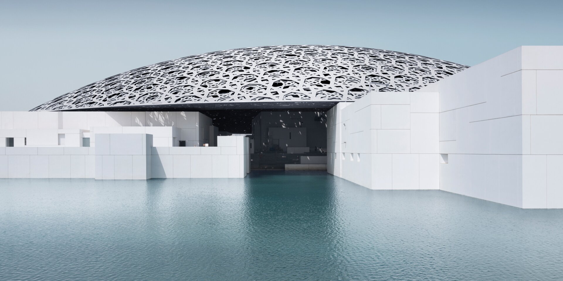 Louvre Abu Dhabi Museum mit Wasserbecken
