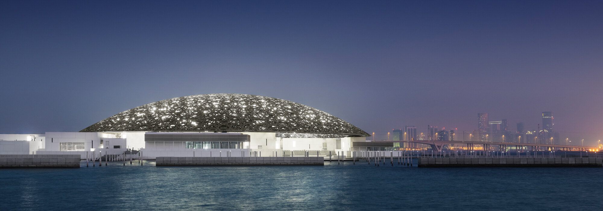 Louvre Abu Dhabi Museum beleuchtete Kuppel