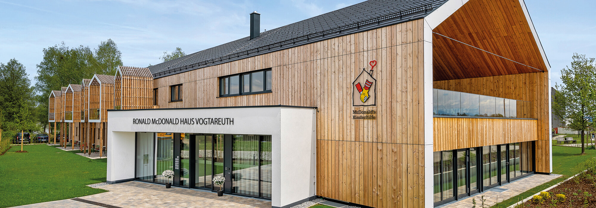 Ronald McDonald Haus mit moderner Holzfassade