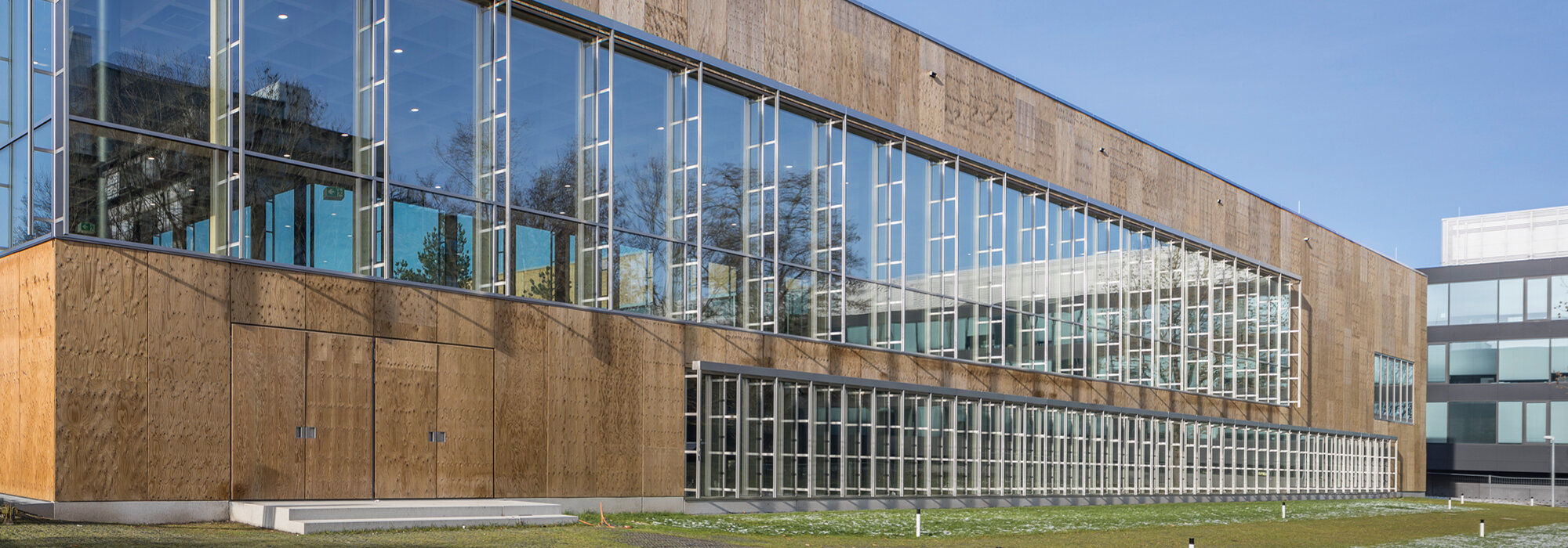 Glasfassade mit Holz und Türen