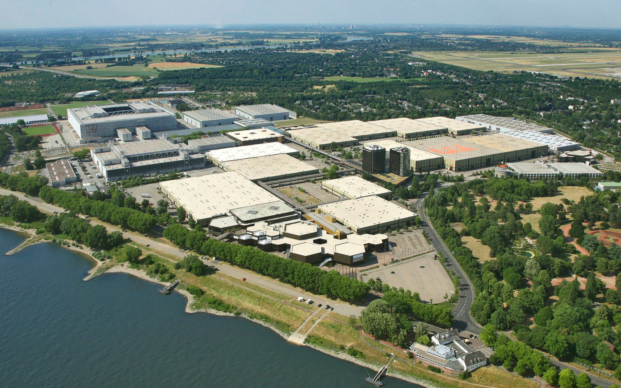 Luftaufnahme Messe Gebäude und Park