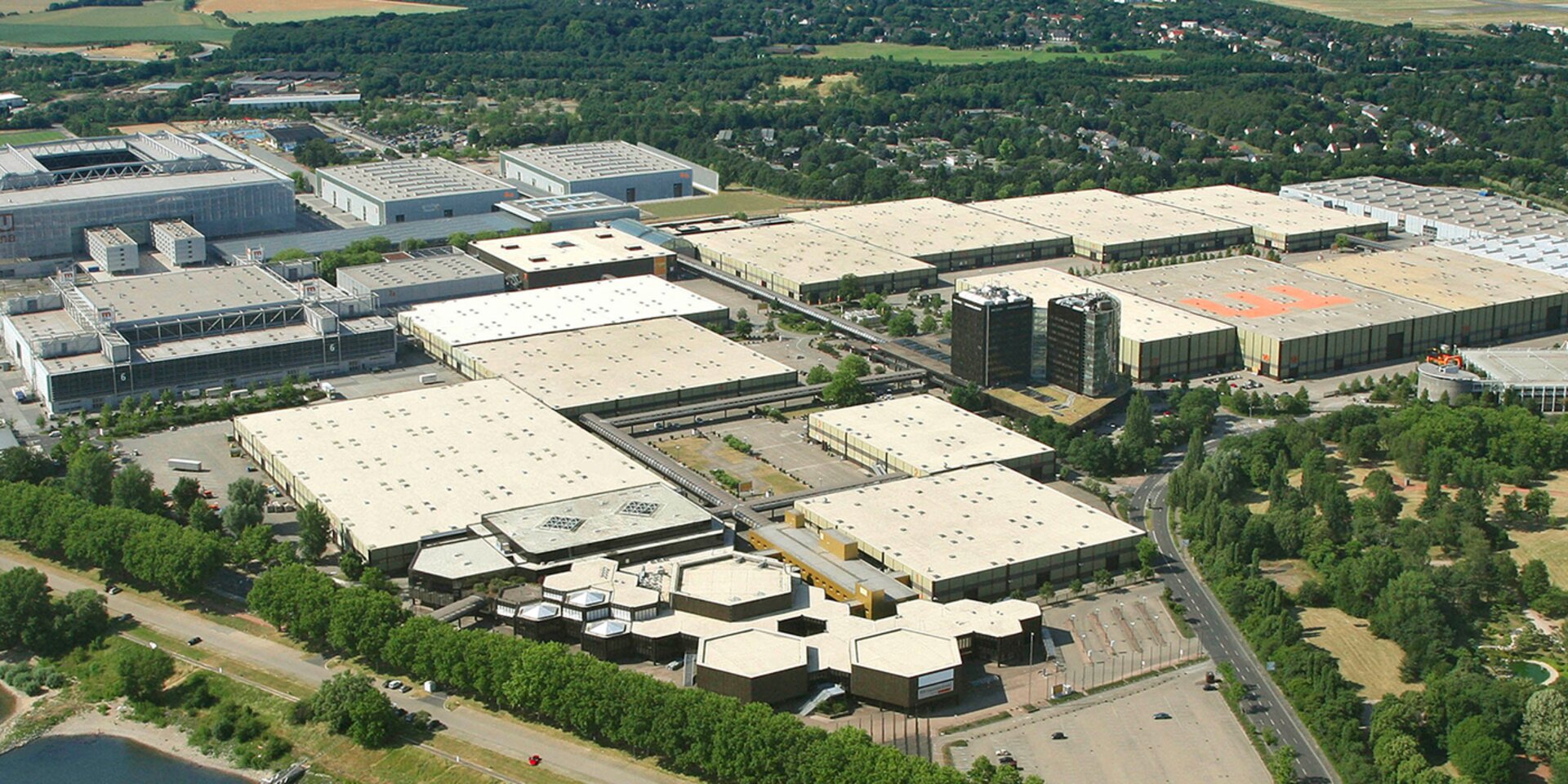 Luftaufnahme Messe Gebäude und Park