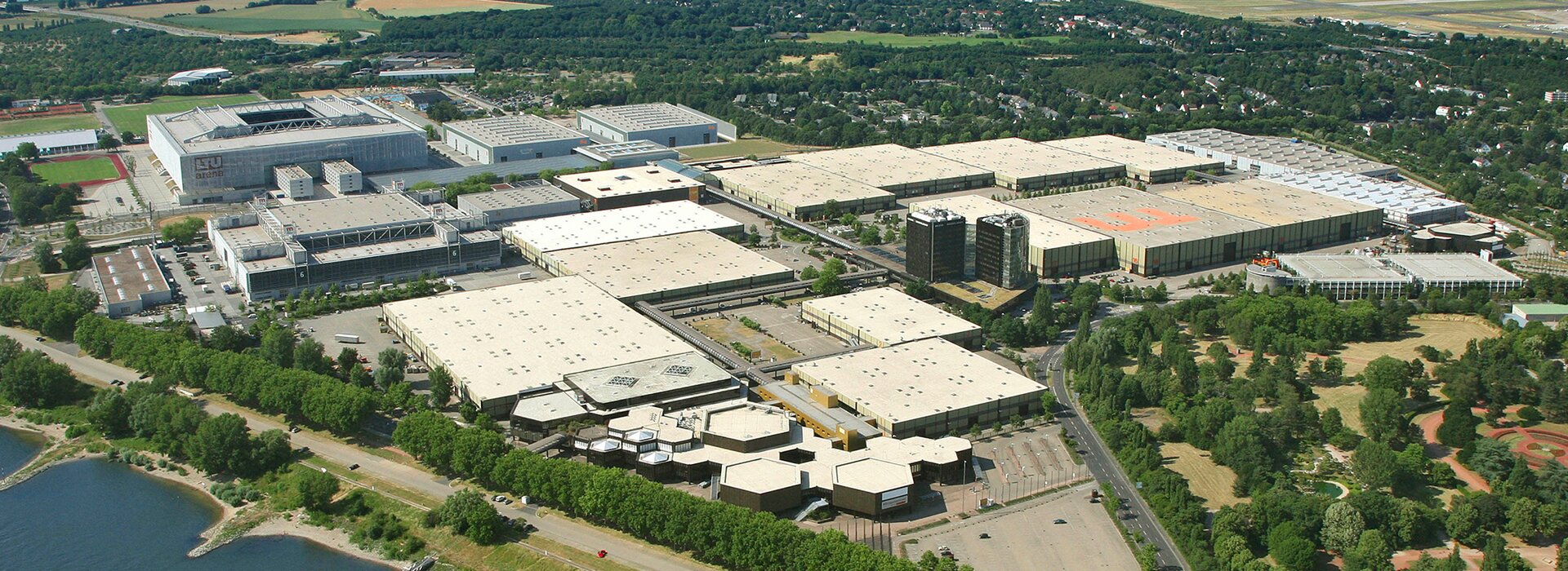 Luftaufnahme Messe Gebäude und Park