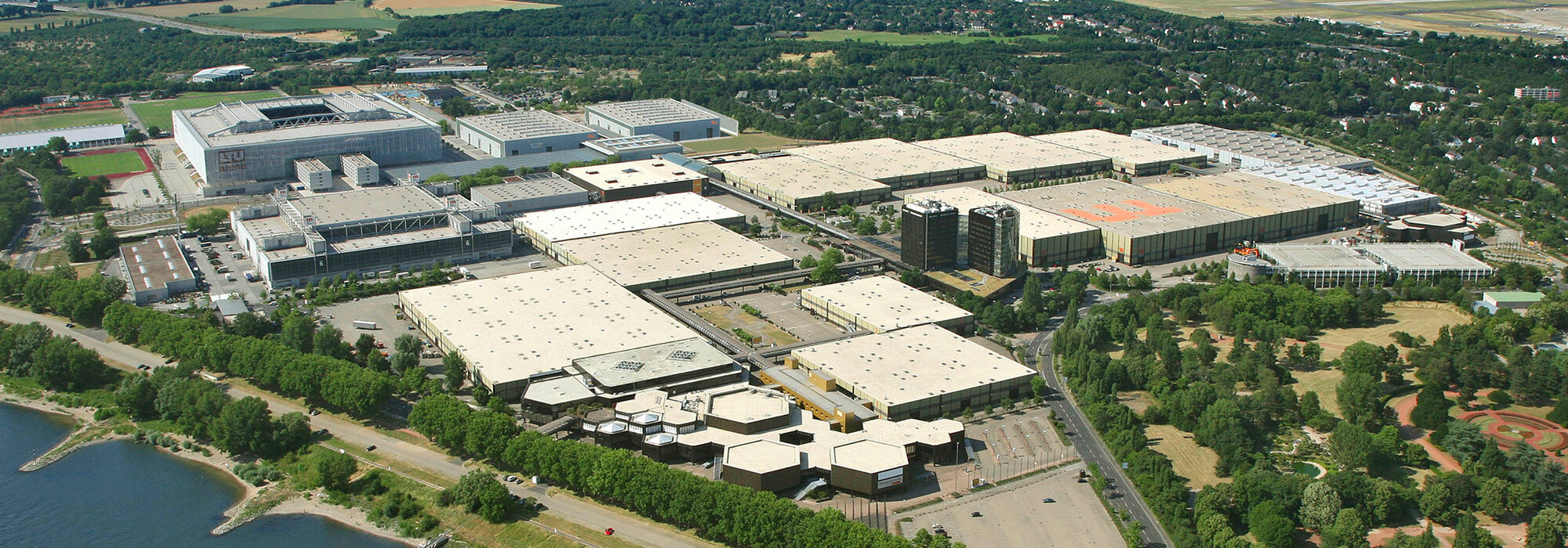 Luftaufnahme Messe Gebäude und Park
