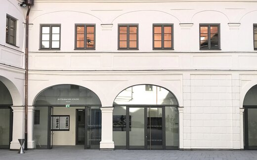 Arkaden und Eingang im Schlossinnenhof