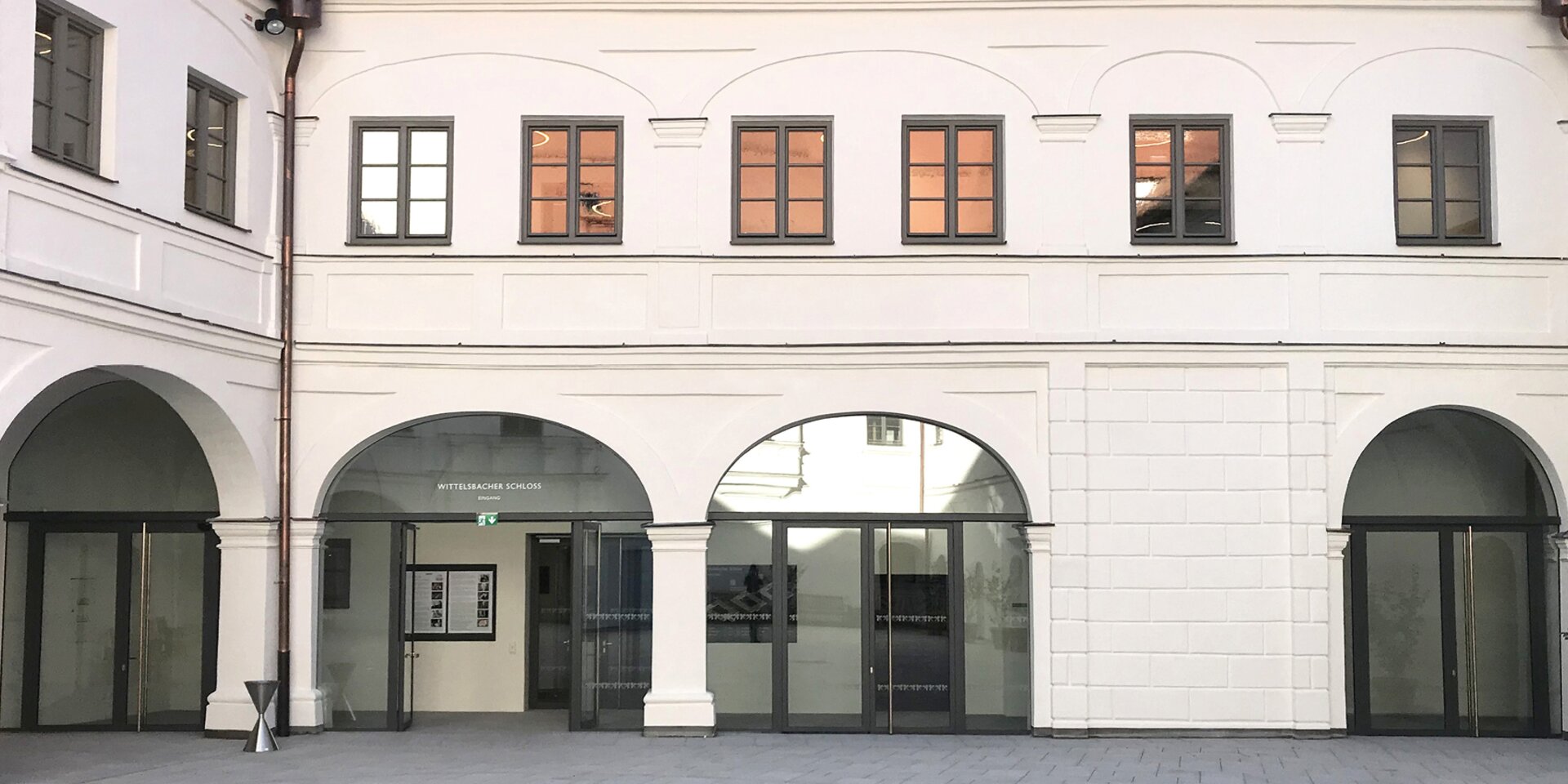 Arkaden und Eingang im Schlossinnenhof