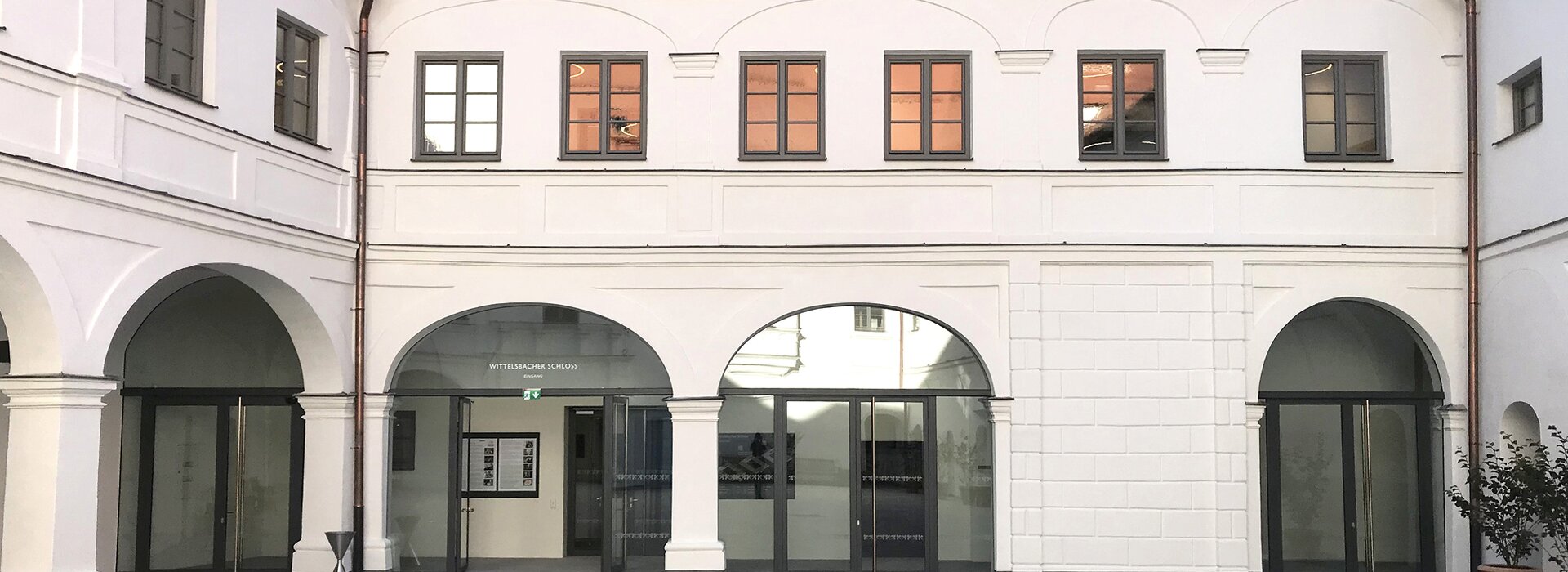 Arkaden und Eingang im Schlossinnenhof