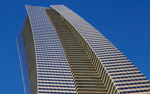 Modernes Hochhaus mit Glasfassade