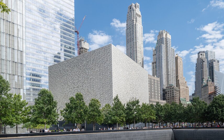 Ground Zero Museum mit Bäumen und Gebäuden