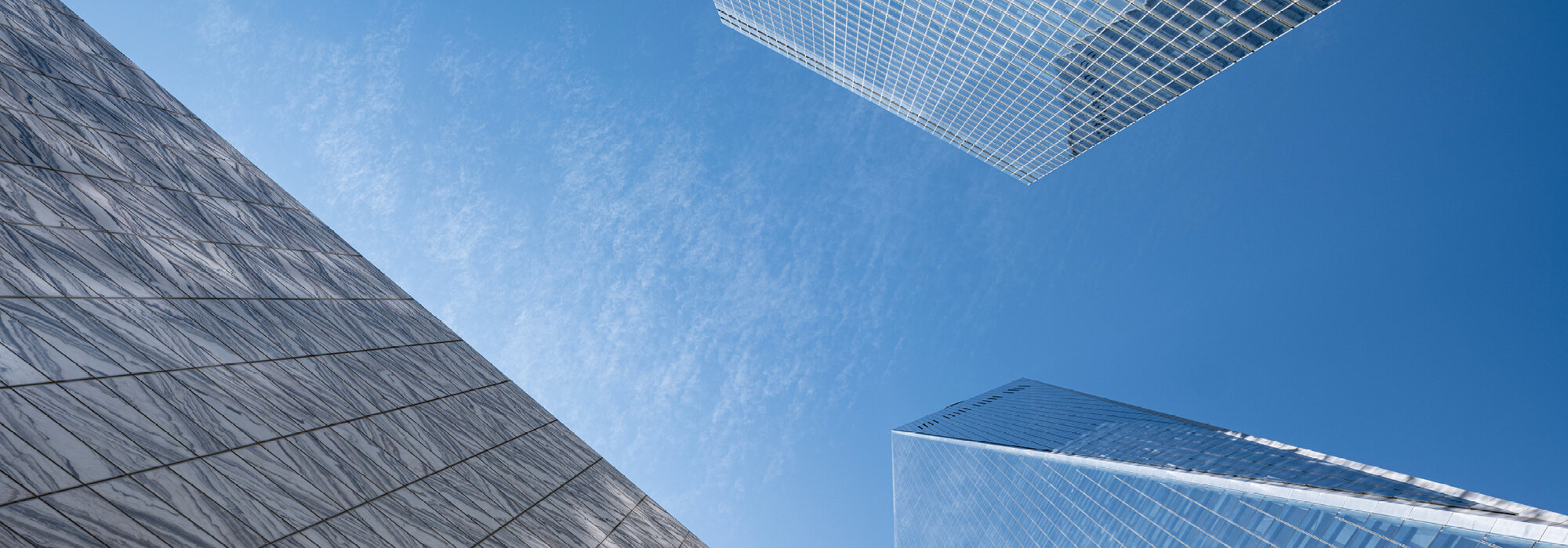 Wolkenkratzer mit Glasfassade und blauem Himmel