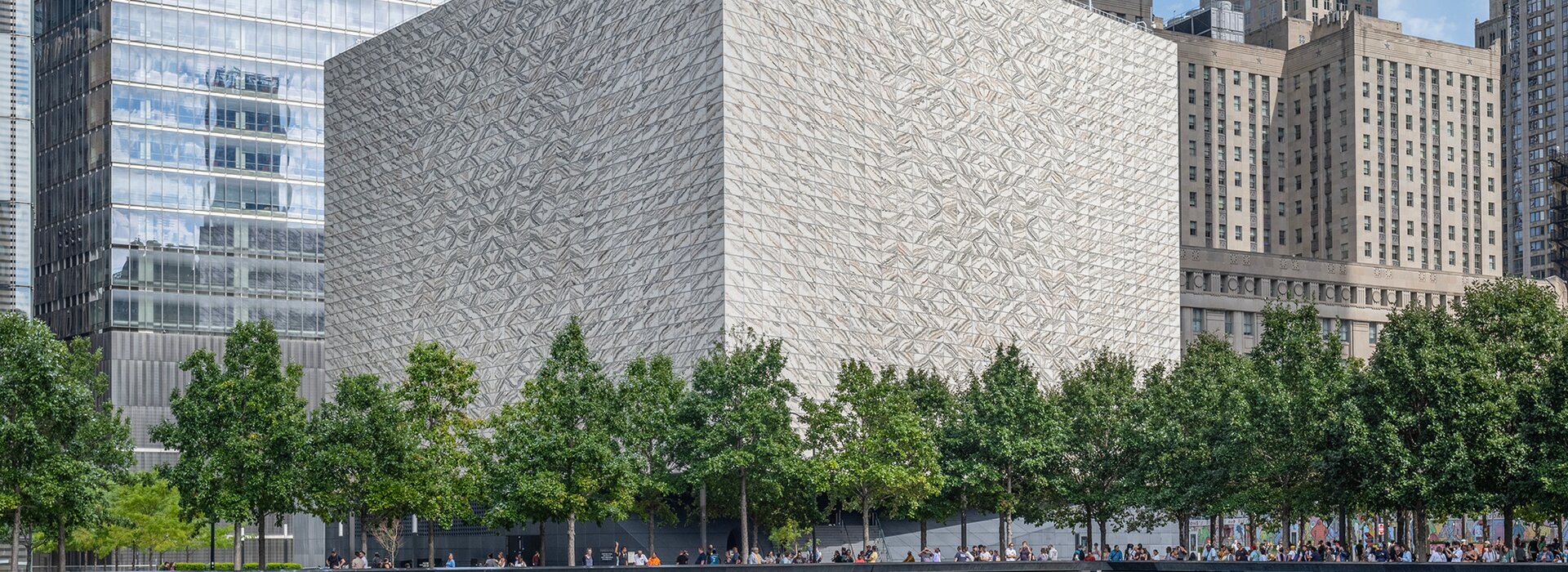 Museum mit weißem Kubus und Bäumen