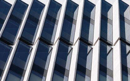 Reflektierende Fenster an moderner Fassade