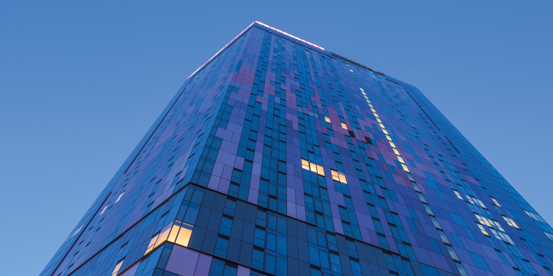 Moderner Wolkenkratzer mit Glasfassade