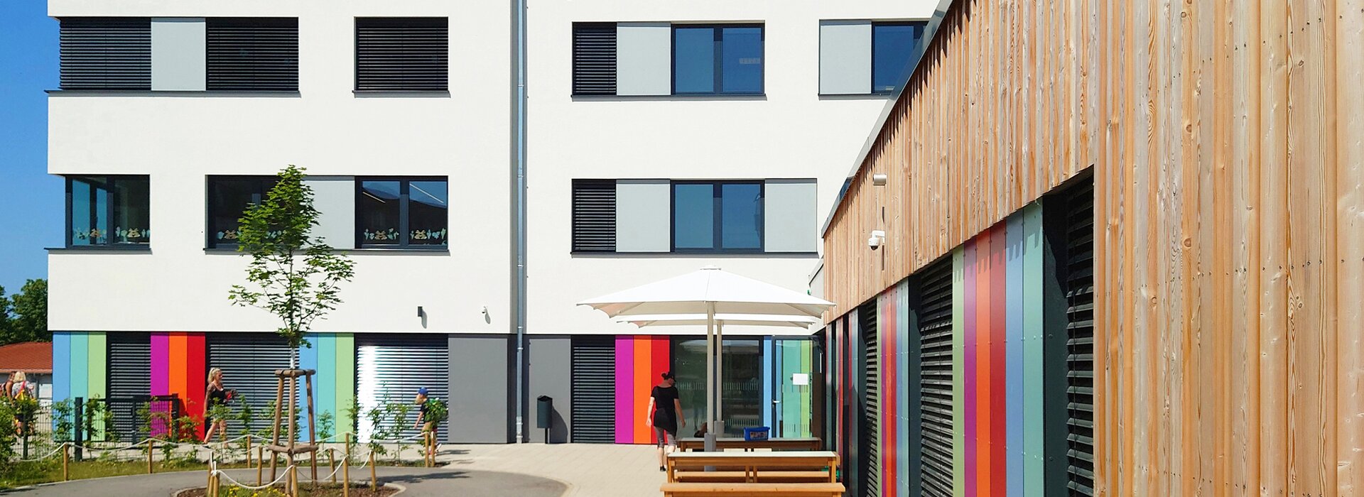 Modernes Schulgebäude mit bunter Fassade